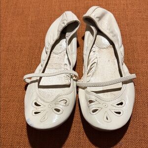 Report Cream Flats with Cutout Design